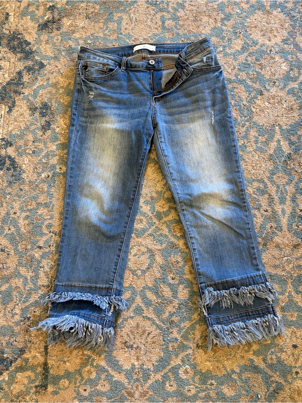 KanCan Distressed Crop Jeans with Frayed Hem Size 27